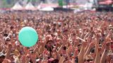 Während des Auftritts der "Guano Apes" vergnügt sich das Publikum bei Rock am Ring zusätzlich mit einem Ballon