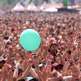 Während des Auftritts der "Guano Apes" vergnügt sich das Publikum bei Rock am Ring zusätzlich mit einem Ballon