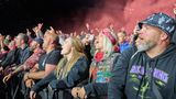 Während die "Broilers" spielen, herrscht in der ersten Reihe bei Rock am Ring beste Stimmung