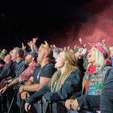Während die "Broilers" spielen, herrscht in der ersten Reihe bei Rock am Ring beste Stimmung