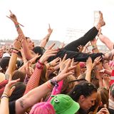 Während die deutsche Metalcore-Band "Electric Callboy" spielt, lässt sich ein Fan auf Händen tragen