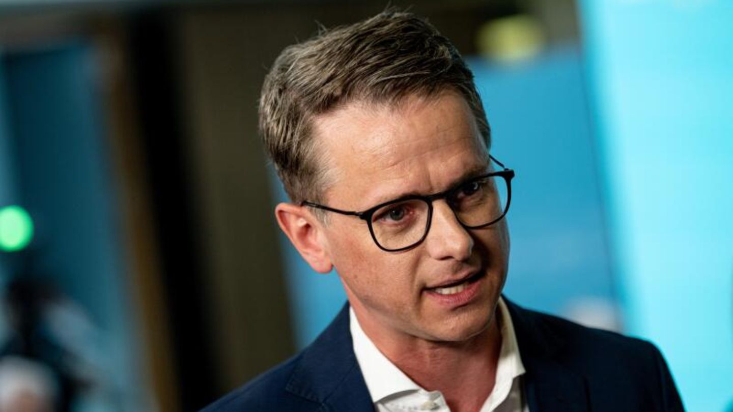 Die Union ist der Gewinner der Europawahl. CDU und CSU kam laut ersten Hochrechnungen auf knapp unter 30 Prozent der Stimmen. Wichtiger schien CDU-Generalsekretär Carsten Linnemann aber das desaströse Ergebnis der SPD gewesen zu sein. Scholz müsse sich die Frage stellen, "wenn er plakatiert wird im ganzen Land, macht er wirklich Politik für die Menschen hier", sagte Linnemann am Sonntagabend im ZDF. "Ansonsten muss er den Weg frei machen, zum Beispiel mit einer Vertrauensfrage."  Mit Blick auf das eigene Ergebnis sagte Linnemann, die Union sei Prognosen zufolge doppelt so groß wie die SPD, nachdem sie bei der Bundestagswahl 2021 noch am Boden gewesen sei. Der Weg der CDU sei richtig.