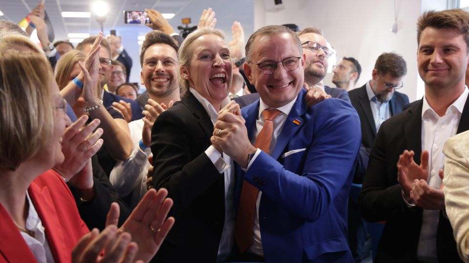 Tino Chrupalla und Alice Weidel, Ko-Vorsitzende der AfD, freuen sich über das Ergebnis bei der Europawahl