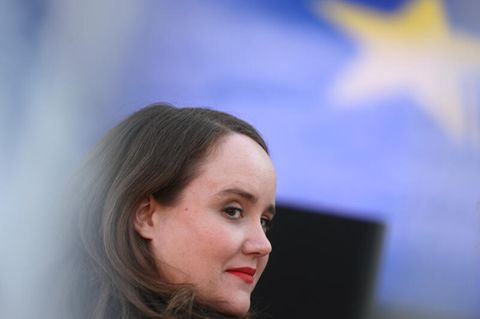 Die Grünen-Spitze hat sich enttäuscht über das Abschneiden der Partei bei der Europawahl geäußert. "Wenn man auf unser Ergebnis schaut, dann muss man ganz klar sagen, damit kann man nicht zufrieden sein", sagte Grünen-Chefin Ricarda Lang am Sonntag in der ARD. "Das ist nicht der Anspruch, mit dem wir in diese Wahl gegangen sind.   Auch der Co-Chef der Grünen, Omid Nouripour sagte im ZDF: "Das ist kein Ergebnis, mit dem wir zufrieden sind." Es gehe nun darum, die Zahlen in den kommenden Tagen auszuwerten und "die richtigen Konsequenzen" zu ziehen.
