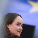 Die Grünen-Spitze hat sich enttäuscht über das Abschneiden der Partei bei der Europawahl geäußert. "Wenn man auf unser Ergebnis schaut, dann muss man ganz klar sagen, damit kann man nicht zufrieden sein", sagte Grünen-Chefin Ricarda Lang am Sonntag in der ARD. "Das ist nicht der Anspruch, mit dem wir in diese Wahl gegangen sind.   Auch der Co-Chef der Grünen, Omid Nouripour sagte im ZDF: "Das ist kein Ergebnis, mit dem wir zufrieden sind." Es gehe nun darum, die Zahlen in den kommenden Tagen auszuwerten und "die richtigen Konsequenzen" zu ziehen.