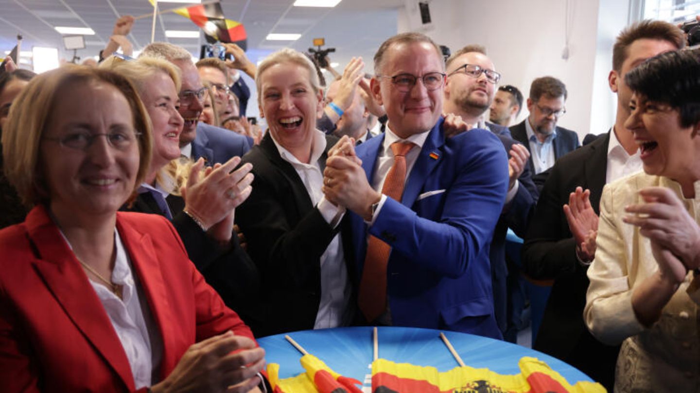 "Super-Ergebnis" – AfD trotz Skandale Zweitstärkste Kraft AfD-Chef Tino Chrupalla hat das Ergebnis seiner Partei bei der Europawahl als "historisch" bezeichnet. "Wir haben ein Super-Ergebnis erzielt, und ich denke, das wird im Laufe des Abends auch noch weiter nach oben gehen", sagte Chrupalla. Die AfD konnte ersten Prognosen zufolge im Vergleich zur Europawahl 2019 von 11 auf 16 bis 16,5 Prozent zulegen.