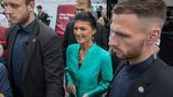 Die BSW-Vorsitzende Sahra Wagenknecht hat das Abschneiden der nach ihr benannten Partei bei der Europawahl als "grandios" bezeichnet. "Ich bin so erleichtert und freue mich riesig", sagte sie am Sonntag in der ARD mit Blick auf die ersten Prognosen, wonach ihre erst vor etwa einem halben Jahr gegründete Partei aus dem Stand auf 5,5 Prozent kam.  "Ich glaube, das gab es überhaupt noch nie in der bundesdeutschen Geschichte gegeben", fügte Wagenknecht an.