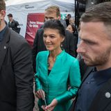 Die BSW-Vorsitzende Sahra Wagenknecht hat das Abschneiden der nach ihr benannten Partei bei der Europawahl als "grandios" bezeichnet. "Ich bin so erleichtert und freue mich riesig", sagte sie am Sonntag in der ARD mit Blick auf die ersten Prognosen, wonach ihre erst vor etwa einem halben Jahr gegründete Partei aus dem Stand auf 5,5 Prozent kam.  "Ich glaube, das gab es überhaupt noch nie in der bundesdeutschen Geschichte gegeben", fügte Wagenknecht an.