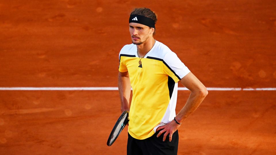 Alexander Zverev steht auf einem Tennis-Platz in Paris und schaut enttäuscht