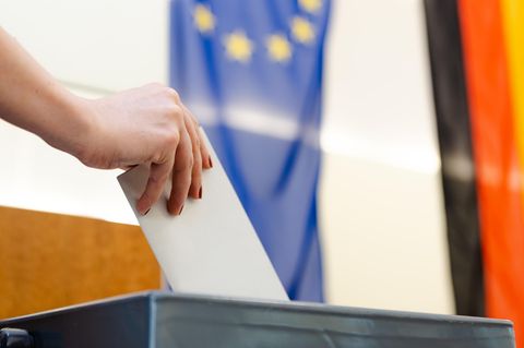 Eine Frau gibt ihre Stimme für die Wahlen zum Europäischen Parlament in einem Wahllokal in Berlin, der Hauptstadt Deutschlands, am 9. Juni 2024 ab. 