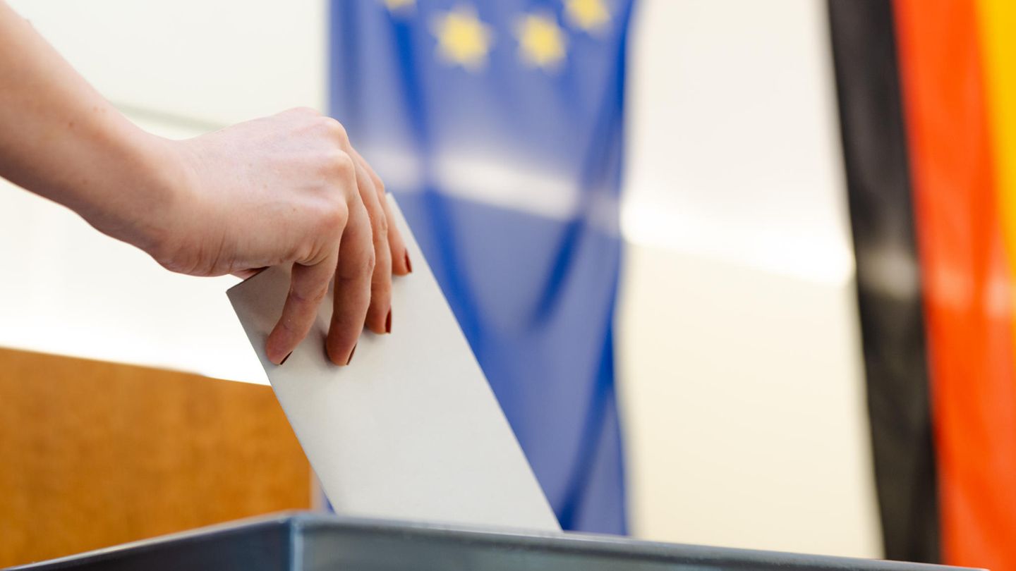 Eine Frau gibt ihre Stimme für die Wahlen zum Europäischen Parlament in einem Wahllokal in Berlin, der Hauptstadt Deutschlands, am 9. Juni 2024 ab. 