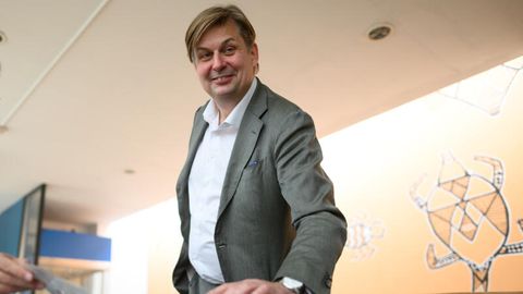 AfD-Spitzenkandidat Maximilian Krah gibt am Sonntag seine Stimme zur Europawahl ab
