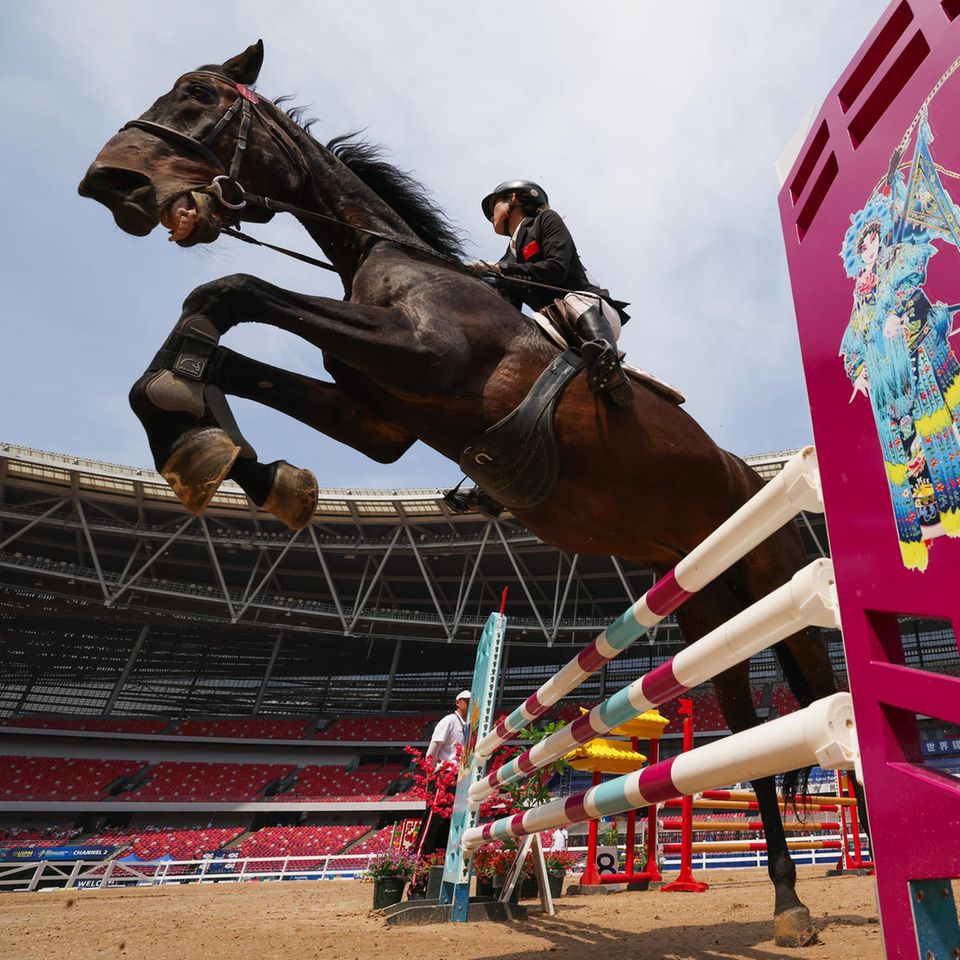 Zhengzhou, China. Bei der UIPM-WM im Pentathlon zeigt die Chinesin Zhong Xiuting ihr Können als Springreiterin. In der Metropole messen sich gerade die weltbesten Fünfkämpfer im Schwimmen, Laserpistolenschießen, Degenfechten, Laufen und Springreiten. Die Wettkämpfe dauern noch bis zum 16. Juni in der Hauptstadt der Provinz Henan.