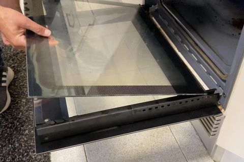 So lassen sich die Glasscheiben der Backofenfenster ganz einfach herausnehmen und reinigen.