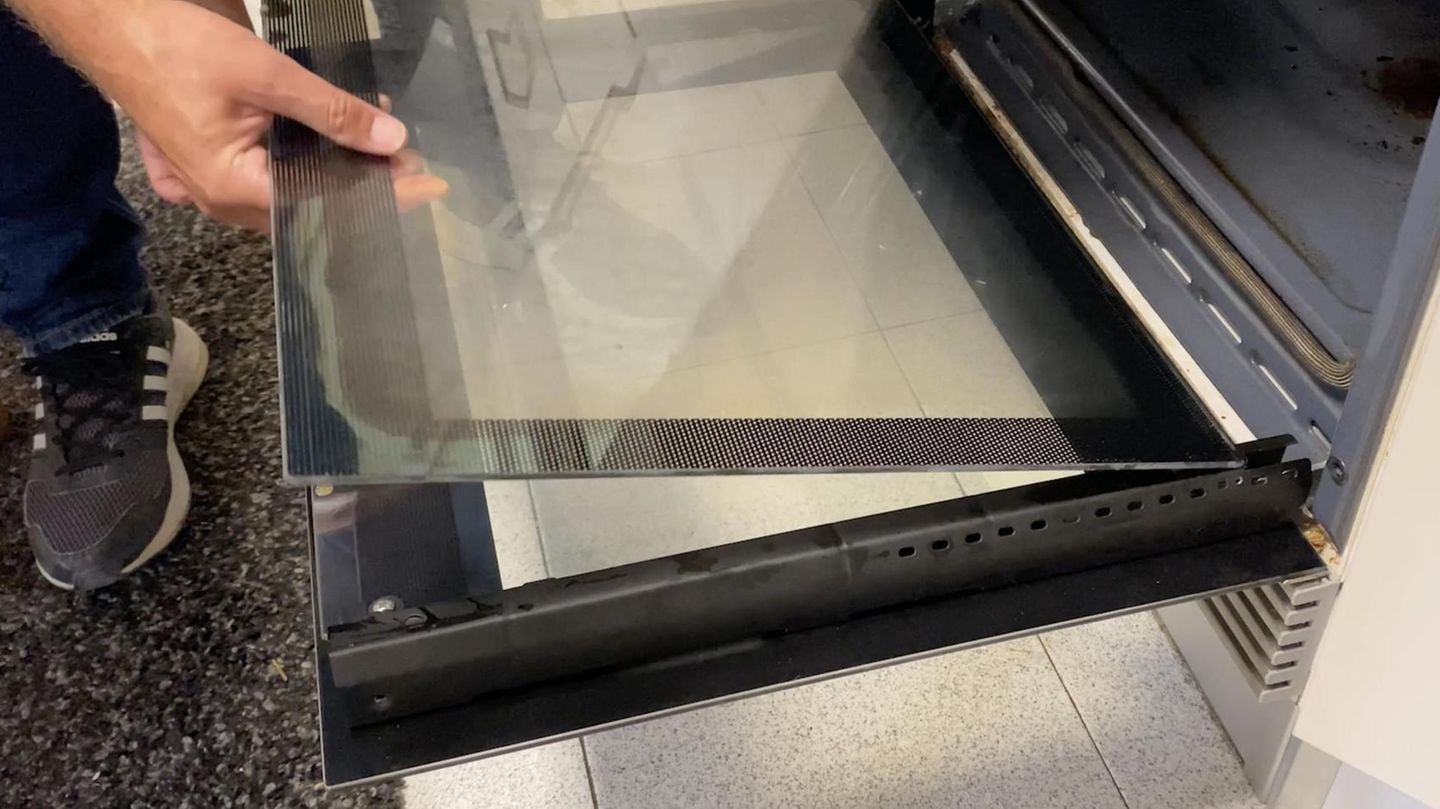 Backofenfenster reinigen: Der Trick mit den Glasscheiben | STERN.de
