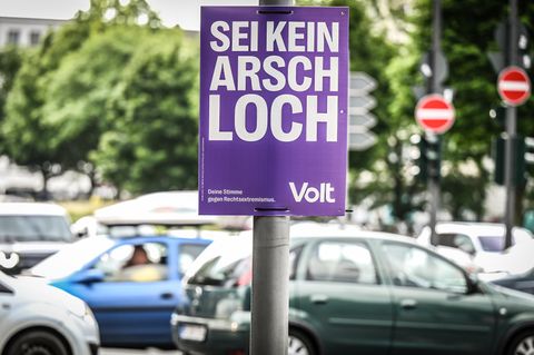 "Sei kein Arschloch" steht auf einem Plakat von Volt für die Europawahl