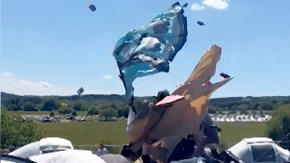 Windhose reißt Zelte von "Rock am Ring"-Besuchern mit sich