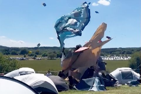 Windhose reißt Zelte von "Rock am Ring"-Besuchern mit sich