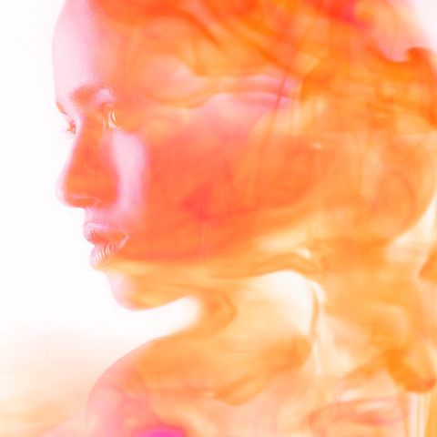 Eine Frau in einem Farbnebel