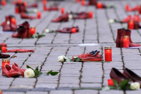 Gegen Femizide und häusliche Gewalt: Rote Schuhe stehen in Tübingen