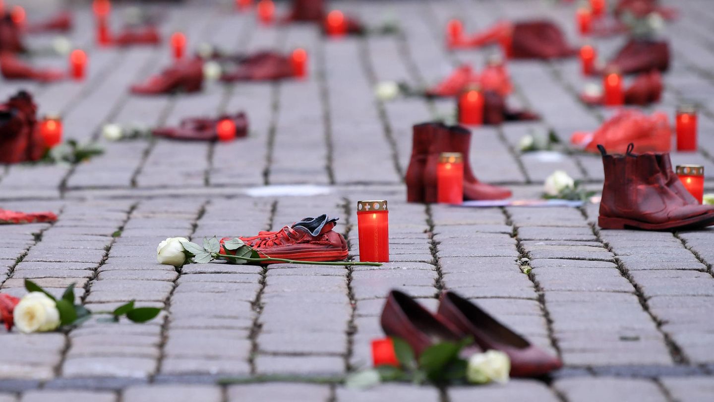 Gegen Femizide und häusliche Gewalt: Rote Schuhe stehen in Tübingen