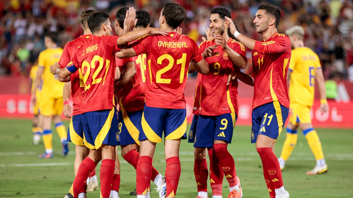 EM 2024: Trainer Luis de la Fuente zeigte sich nach den letzten Testspielen – 5:0 gegen Andorra und 5:1 gegen Nordirland – "sehr zufrieden". Das spanische Kollektiv funktioniert reibungslos. Mit Dani Carvajal und Nacho (Abwehr), Rodri (defensives Mittelfeld), Pedri, Fernan Torres, Dani Olmo, Joselu und Kapitän Alvaro Morata (Offensive) verfügt Spanien über sehr viel Qualität, nicht zu vergessen Außenverteidiger Alejandro Grimaldo, der in Leverkusen eine überragende Saison spielte. Das Problem: Spanien hat die schwerste Vorrunden-Gruppe erwischt. Dort treffen sie auf Kroatien und Titelverteidiger Italien. Andererseits: Die vier besten Gruppendritten (von sechs) kommen in die K.o.-Runde, das erleichtert das Erreichen des Achtelfinales. Mit den Spaniern ist zu rechnen. Trainer Luis de la Fuente zeigte sich nach den letzten Testspielen – 5:0 gegen Andorra und 5:1 gegen Nordirland – "sehr zufrieden". Das spanische Kollektiv funktioniert reibungslos. Mit Dani Carvajal und Nacho (Abwehr), Rodri (defensives Mittelfeld), Pedri, Fernan Torres, Dani Olmo, Joselu und Kapitän Alvaro Morata (Offensive) verfügt Spanien über sehr viel Qualität, nicht zu vergessen Außenverteidiger Alejandro Grimaldo, der in Leverkusen eine überragende Saison spielte. Das Problem: Spanien hat die schwerste Vorrunden-Gruppe erwischt. Dort treffen sie auf Kroatien und Titelverteidiger Italien. Andererseits: Die vier besten Gruppendritten (von sechs) kommen in die K.o.-Runde, das erleichtert das Erreichen des Achtelfinales. Mit den Spaniern ist zu rechnen.