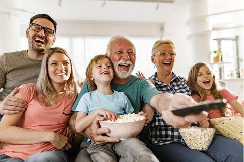 Live-TV über Internet statt Kabel - Familie schaut zusammen fern.