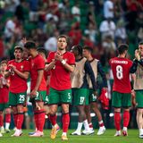 Die portugiesische Nationalmannschaft ist topbesetzt. Bernardo Silva, Bruno Fernandes, Joao Palhinha, Ruben Dias, oder Vitinha sind absolute Spitzenkräfte. Und der erstaunliche Cristiano Ronaldo ist immer noch dabei trotz seiner 39 Jahre. Der alternde Superstar erzielte mit zehn Treffern die meisten Tore in der EM-Qualifikation. Wer also glaubt, dass da nicht mehr viel geht bei dem alten Herren, der sein Geld in Saudi-Arabien verdient, sollte sich nicht täuschen. Im Testspiel setzte es zwar eine 1:2-Niederlage, aber das bedeutet nicht viel, weil der Gegner Kroatien hieß, ebenfalls eine Spitzenmannschaft. Trainer Roberto Martínez probierte personell einiges aus, den erst am Freitag nach ein paar Tagen Urlaub angereisten Ronaldo schonte er. Am Dienstag steht für Portugal noch ein finaler Test gegen Irland an, am Donnerstag landen Ronaldo & Co in Deutschland.