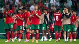 Die portugiesische Nationalmannschaft ist topbesetzt. Bernardo Silva, Bruno Fernandes, Joao Palhinha, Ruben Dias, oder Vitinha sind absolute Spitzenkräfte. Und der erstaunliche Cristiano Ronaldo ist immer noch dabei trotz seiner 39 Jahre. Der alternde Superstar erzielte mit zehn Treffern die meisten Tore in der EM-Qualifikation. Wer also glaubt, dass da nicht mehr viel geht bei dem alten Herren, der sein Geld in Saudi-Arabien verdient, sollte sich nicht täuschen. Im Testspiel setzte es zwar eine 1:2-Niederlage, aber das bedeutet nicht viel, weil der Gegner Kroatien hieß, ebenfalls eine Spitzenmannschaft. Trainer Roberto Martínez probierte personell einiges aus, den erst am Freitag nach ein paar Tagen Urlaub angereisten Ronaldo schonte er. Am Dienstag steht für Portugal noch ein finaler Test gegen Irland an, am Donnerstag landen Ronaldo & Co in Deutschland.