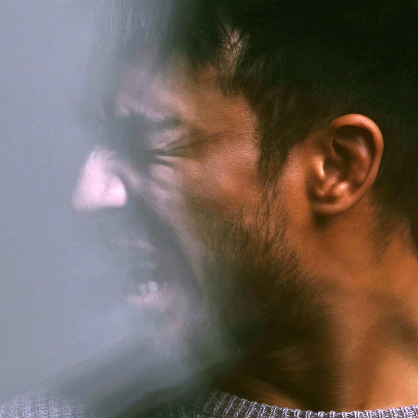 Ein Mann schreit wütend