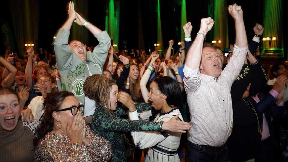 Leden van de Groene Partij in Zweden juichen als de uitslag van de peiling binnenkomt
