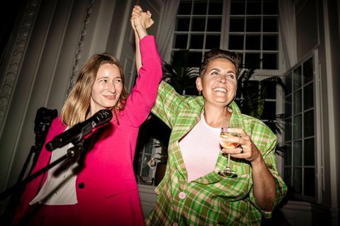 Die Vorsitzende der dänischen Sozialisten Pia Olsen Dyhr (r.) und Spitzenkandidatin Kira Marie Peter-Hansen zur Europawahl