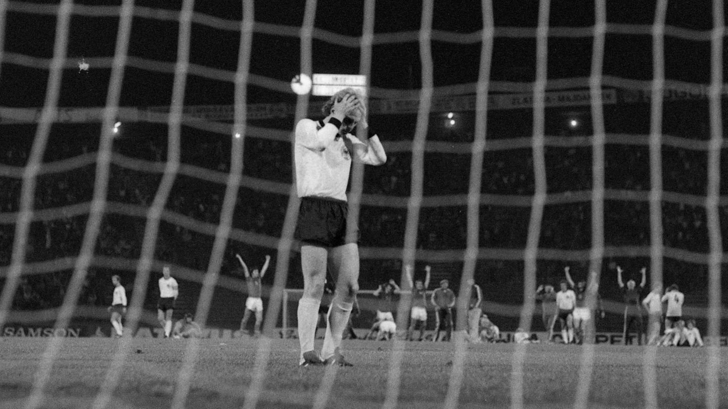 Uli Hoeneß, nachdem er beim Elfmeterschießen gegen die Tschechoslowakei im EM-Finale 1976 übers Tor geschossen hat Uli Hoeneß, nachdem er beim Elfmeterschießen gegen die Tschechoslowakei im EM-Finale 1976 übers Tor geschossen hat