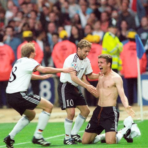 Oliver Bierhoff schießt Deutschland gegen Tschechien zum Titel – per "Golden Goal". Es gratulieren die Kollegen Jürgen Klinsmann (ganz links) und Thomas Häßler, genannt "Icke". 