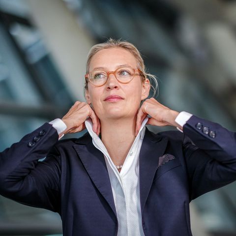 AfD-Fraktionsvorsitzende Alice Weidel klappt ihren Kragen hoch