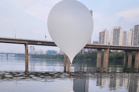 Dieser mit einem Müllsack behangene Ballon aus Nordkorea landete auf dem Han-Fluss in Seoul