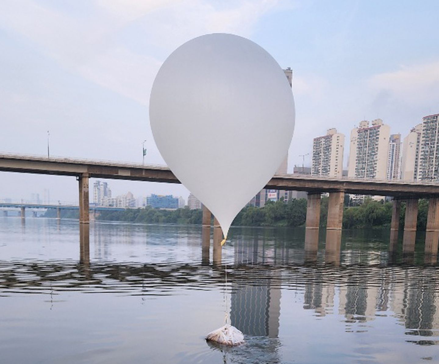 Dieser mit einem Müllsack behangene Ballon aus Nordkorea landete auf dem Han-Fluss in Seoul