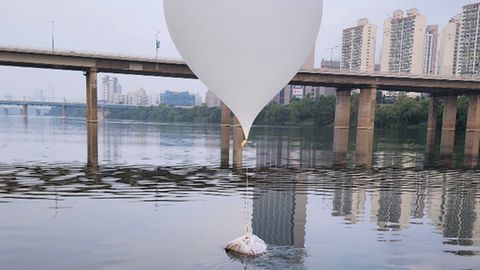 Dieser mit einem Müllsack behangene Ballon aus Nordkorea landete auf dem Han-Fluss in Seoul