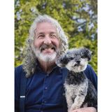 "Ludo von Lickenface", der 16-jährige Rettungshund und sein Betreuer David Snap haben vieles gemeinsam – sogar die Frisur. Der Schnappschuss von Fotografin Darya Zelentsova verschaffte ihnen deshalb den ersten Platz auf dem Siegertreppchen. 