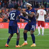 Die Niederlande sind schwer einzuschätzen. Gegen Frankreich kassierten sie in der EM-Qualifikation zwei klare Niederlagen, auch gegen die DFB-Elf verlor Oranje im Frühjahr. Der so wichtige Mittelfeldstratege  Frenkie de Jong war zuletzt lange am Knöchel verletzt und ist gerade erst wieder fit geworden. Dafür gewann Oranje zuletzt im Testspiel souverän gegen Kanada, was zu viel Euphorie führte. Allerdings ist Kanada auch kein hochklassiger Gegner gewesen. Besonders der Leverkusener Jeremie Frimpong brillierte und ist nun der große Hoffnungsträger. Positiv für Bondscoach Ronald Koeman ist zudem, dass Routinier Memphis Depay rechtzeitig fit zu sein scheint. Hinzu kommen die Innenverteidiger Vigil van Dijk (Kapitän) und Bayern-Verteidiger Matthijs de Ligt, die zu den besten ihres Fachs gehören. Die Niederlande gehören aber höchsten zum erweiterten Kreis der Favoriten.