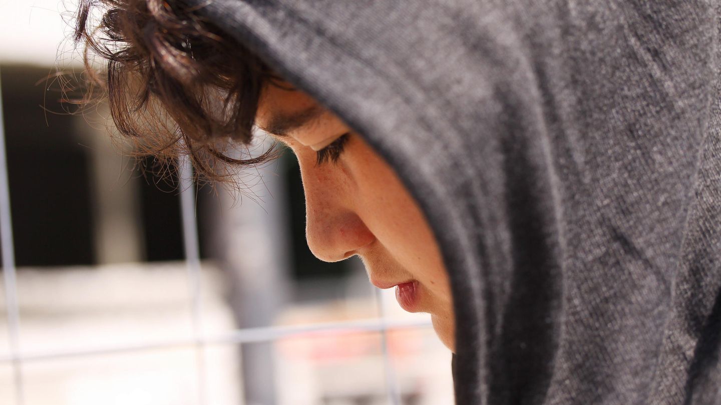 Jugendlicher mit Hoodie