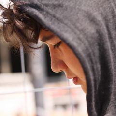 Jugendlicher mit Hoodie