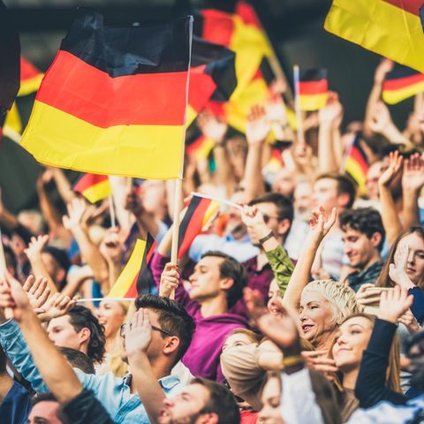 Fußballfans mit Deutschlandfahnen, Symbolbild für die kommende EM 2024