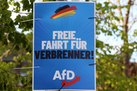 Die AfD positioniert sich mit einem Wahlplakat gegen das Verbrenner-Aus – und damit auch gegen den Klimaschutz