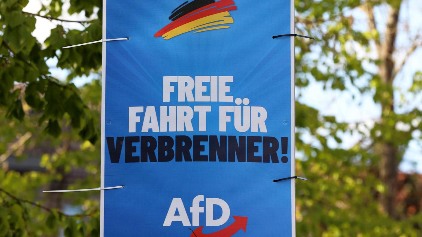 Die AfD positioniert sich mit einem Wahlplakat gegen das Verbrenner-Aus – und damit auch gegen den Klimaschutz