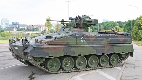 Schützenpanzer Marder von Rheinmetall auf einer Straße in Vilnius, Litauen