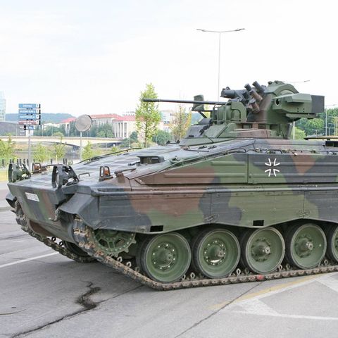 Schützenpanzer Marder von Rheinmetall auf einer Straße in Vilnius, Litauen