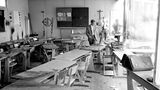 Es ist der erste Schulamoklauf in der Bundesrepublik: Heute vor 60 Jahren verübt der 42-jährige Walter Seifert mit einem selbst gebastelten Flammenwerfer einen Anschlag auf die katholische Volksschule im Kölner Vorort Volkhoven. 28 Kinder verletzt der Angreifer mit seiner feuerspeienden Waffe teilweise schwer, acht der Schülerinnen und Schüler sterben an ihren Brandwunden.  Die 62-jährige Lehrerin Gertrud Bollenrath ersticht Seifert mit einer ebenfalls selbst angefertigten Lanze. Die junge Lehrerin Ursula Kuhr, die versucht, ihn am Betreten ihres Klassenzimmers zu hindern, metzelt er mit mehreren Messerstichen nieder, so dass sie kurz nach der Tat in einem Kölner Krankenhaus ihren Verletzungen erliegt.  Das Foto zeigt, wie Ermittler nach dem Anschlag ein Klassenzimmer der Schule inspizieren. An den Wänden und auf den Tischen sind deutlich Brandspuren zu sehen.  stern Crime hat die Ereignisse des 11. Juni 1964 und die Hintergründe der Tat aufgeschrieben. Hier können Sie die ganze Geschichte nachlesen.