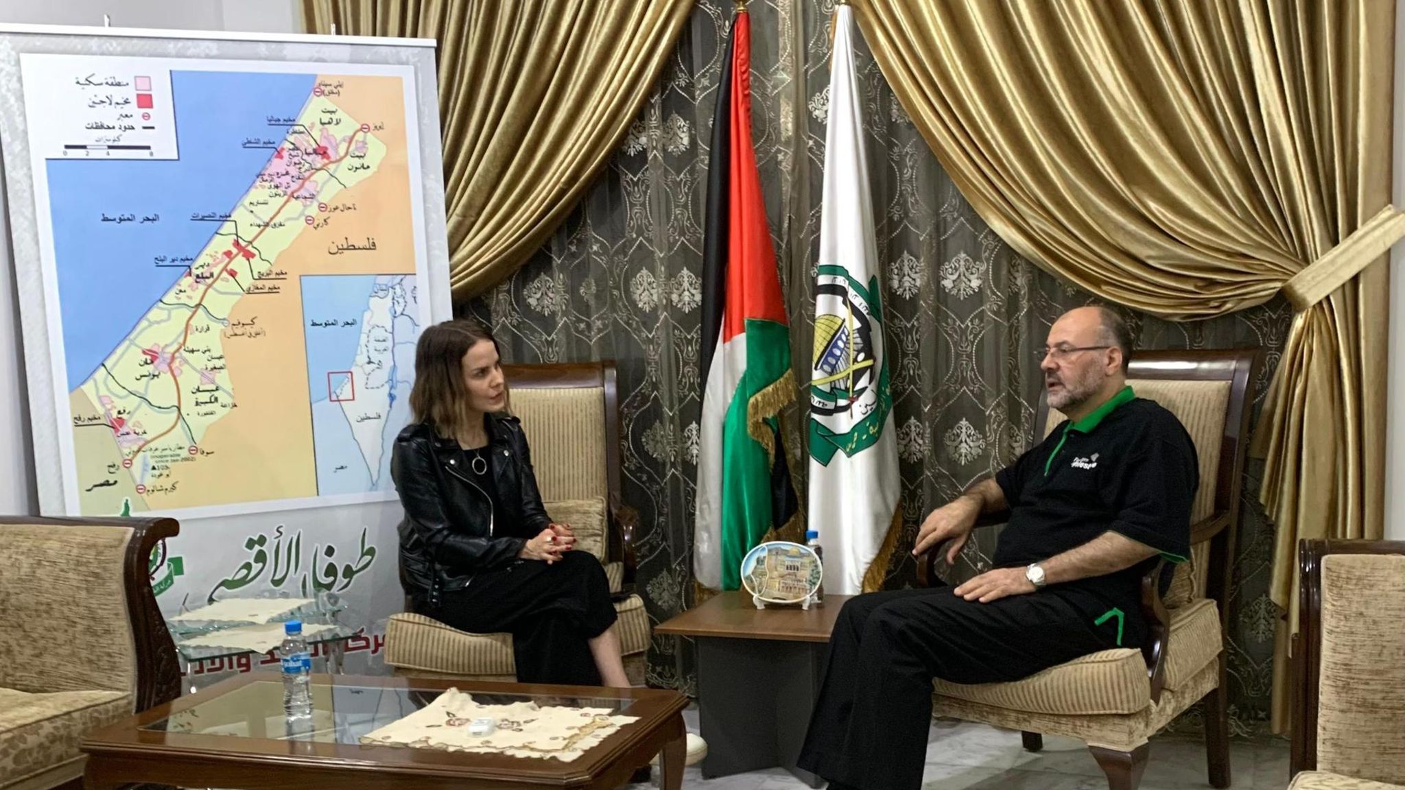 Hamas-Sprecher Ali Baraka und Sophia Maier im Gespräch in Beirut