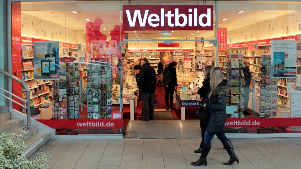 Schon nach der ersten Insolvenz vor zehn Jahren musste Weltbild viele Filialen, wie diese im Main-Taunus-Zentrum, schließen. Nun sind auch die letzten vierzehn deutschen Filialen bedroht. Denn am 10. Juni meldete die Weltbild GmbH & Co. KG mit Sitz in Augsburg Insolvenz an. Sie beliefert nicht nur die Kunden in Deutschland, sondern auch die Gesellschaften in Österreich und der Schweiz. Das einstmals kirchliche Unternehmen gehört inzwischen zur WB D2C Group, die eine größere Gruppe von Marken wie Kinderwelt tausendkind und Jokers unter ihrem Dach versammelt. Die anderen Marken sind von der Insolvenz nicht betroffen sind. Weltbild vermarktet seine Produkte auf allen Kanälen, also über Filialen, Kataloge und pur online. Bislang steuert Weltbild ein Fünftel der Umsätze zur Muttergesellschaft bei. Insgesamt macht die WB D2C Group einen jährlichen Umsatz von rund 600 Millionen Euro und hat mehr als 2000 Angestellte. Nun ist dort die Rede von einer "grundlegenden Sanierung" von Weltbild.